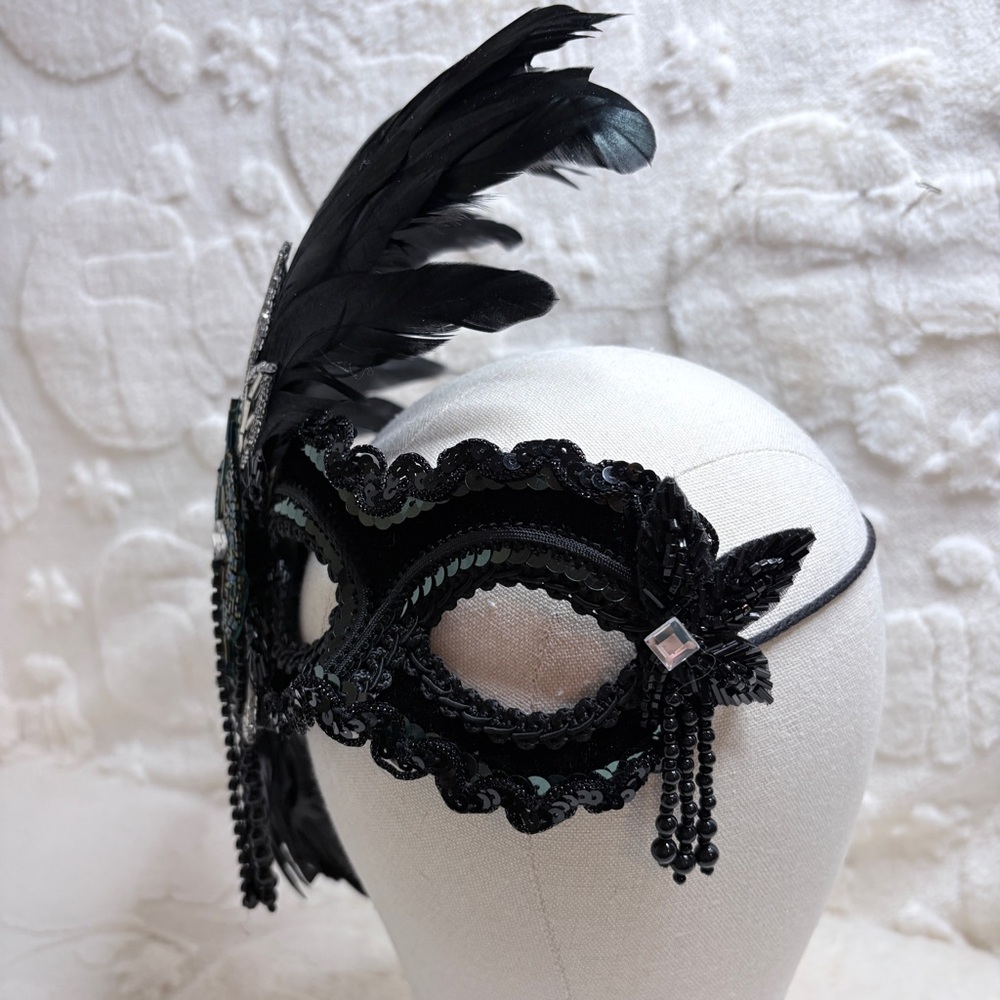 Handmade Emerald / Black Feathered Masquerade Mask - Picture 6 of 7